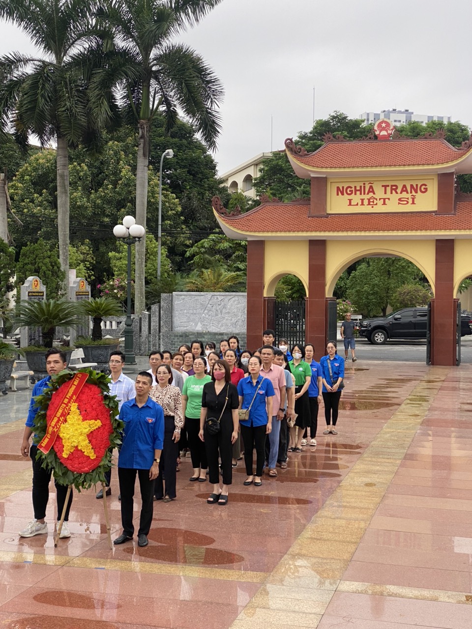 UBND phường Máy Tơ kết hợp với các tổ chức chính trị - xã hội phường và các trường học trên địa bàn tổ chức lễ dâng hương và dọn dẹp tại nghĩa trang Liệt sĩ Quận Ngô Quyền.